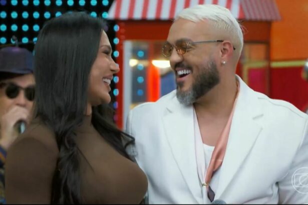 Gracyanne Barbosa e Belo trocando olhar de cumplicidade no Domingão
