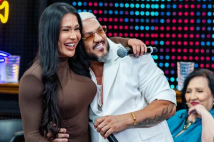 Gracyanne Barbosa e Belo abraçados no palco do Domingão