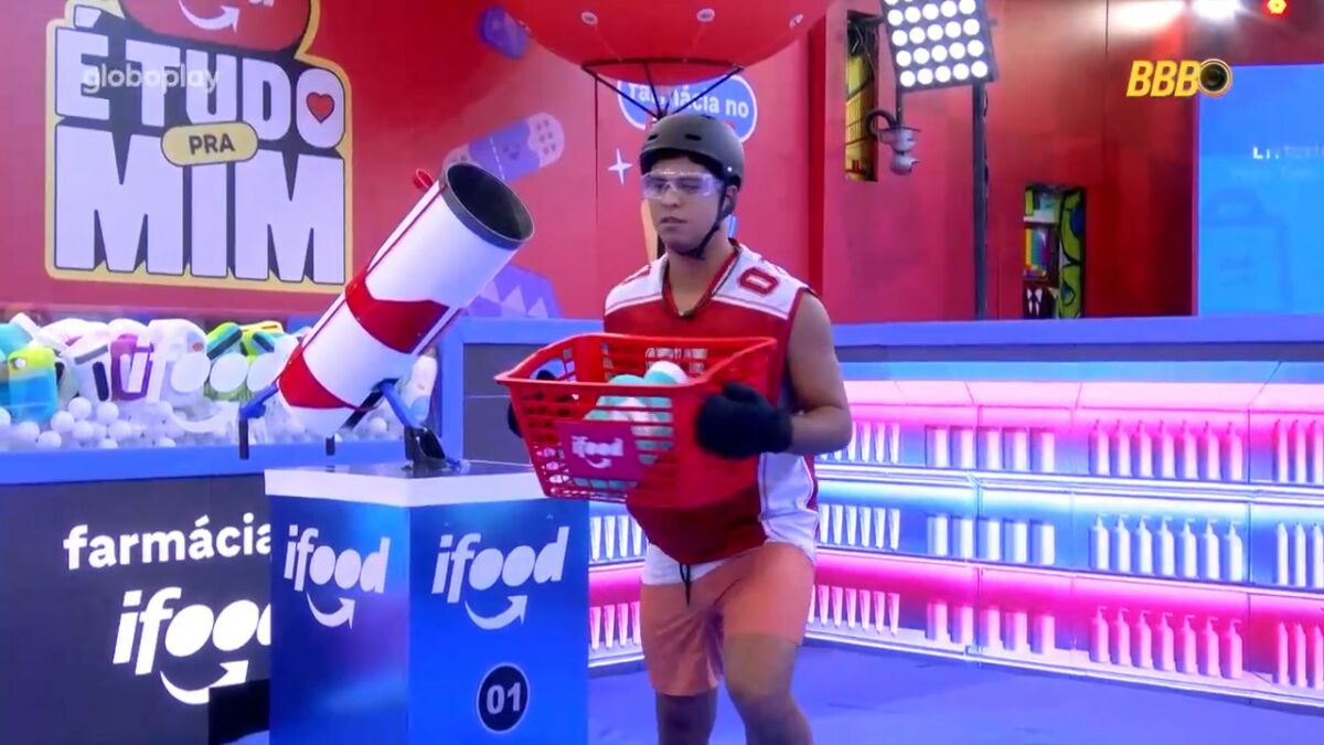 Guilherme com cesta e um produto na mão