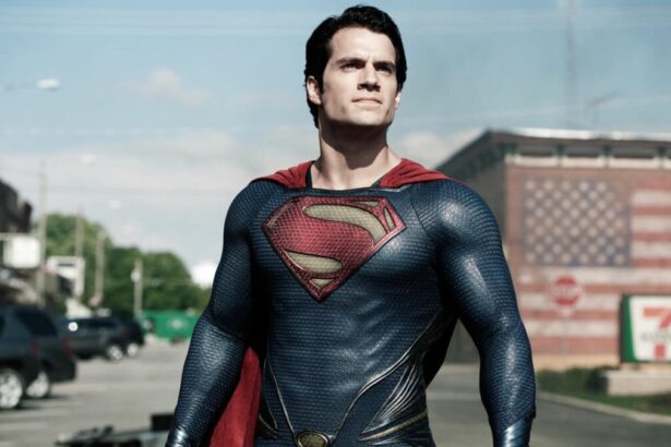 Clark Kentem uma rua com a roupa do Superman, em cena do filme Homem de Aço