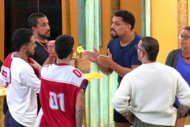 João Gabriel, João Pedro e Vinicius em trecho de discussão no BBB 25, rodeado de outros brothers