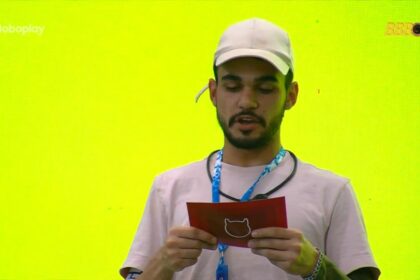 João Gabriel lendo o cartão do castigo do monstro no BBB 25