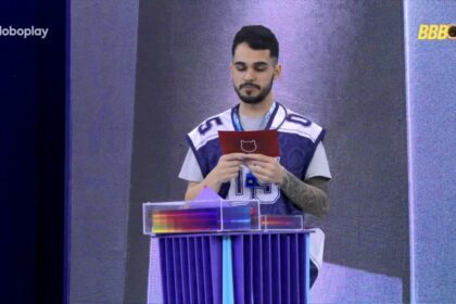 João Gabriel lendo o cartão do castigo do monstro no BBB 25