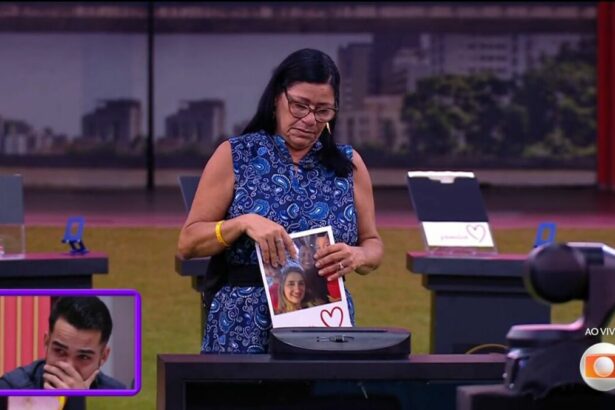 Joselma triturando a foto da família de João Pedro no Sincerão