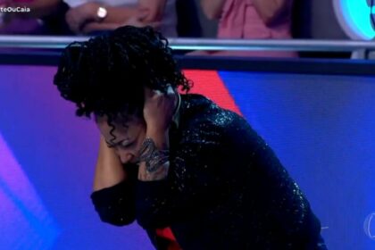 Juliana Oliveira abaixada no Acerte ou Caia, temendo a queda do buraco
