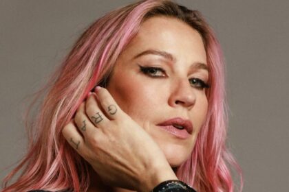 Luana Piovani com o cabelo rosa em foto posada
