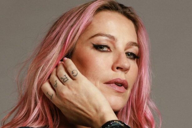 Luana Piovani com o cabelo rosa em foto posada