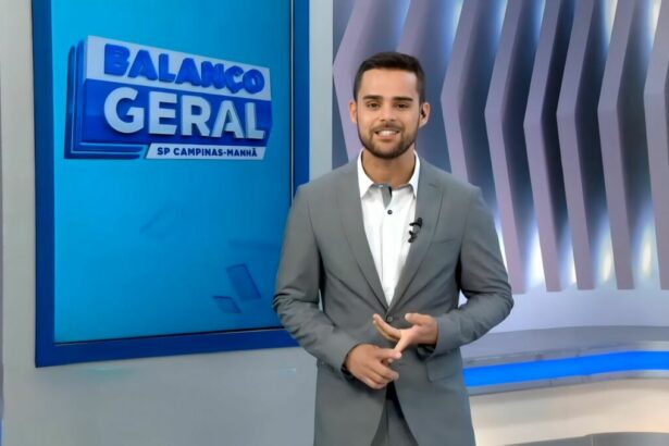 Lucas Carvalho de terno cinza e sorridente, no centro do cenário do Balanço Geral Manhã Campinas na RECORD