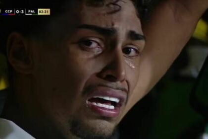 Luighi chorando no banco de reservas do Palmeiras
