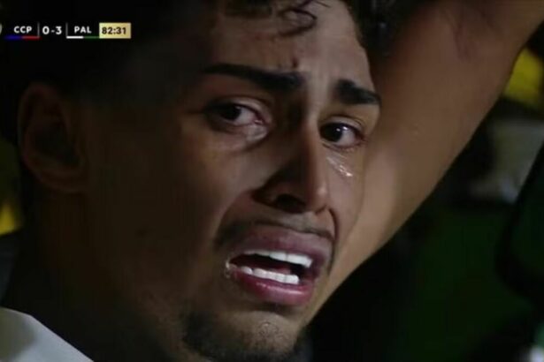 Luighi chorando no banco de reservas do Palmeiras