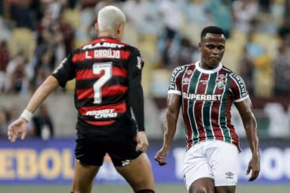 Luiz Araújo, com a camisa do Flamengo, e Arias, com a camisa do Fluminense, em campo pelo Fla-Flu