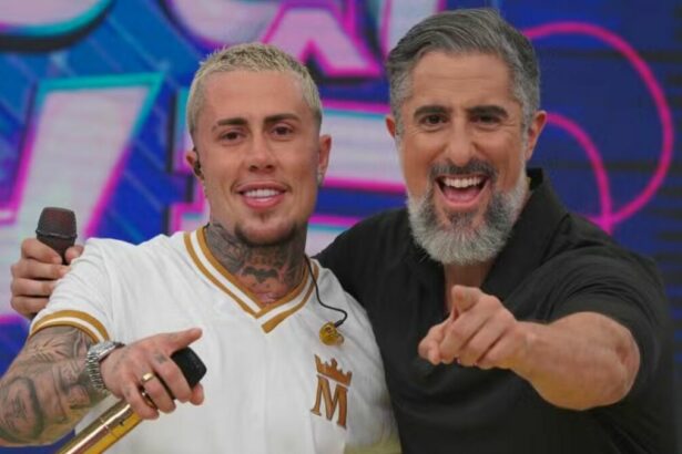 MC Daniel e Marcos Mion em foto posada no cenário do Caldeirão
