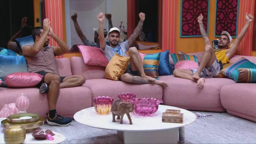 Maike, João Gabriel e João Pedro com os braços pro alto e celebrando no BBB 25