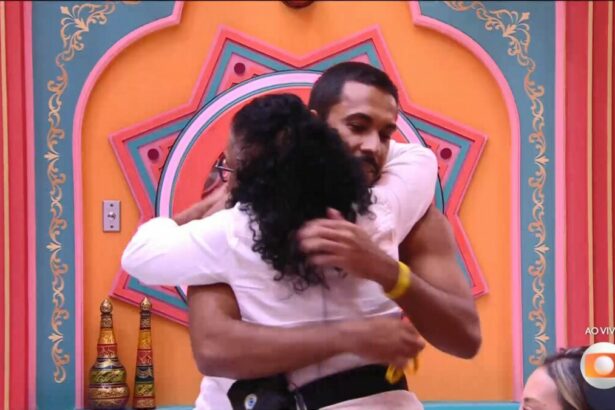 Maike abraçando Vilma ao distribuir as pulseiras do VIP no BBB 25