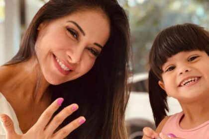 Maíra Cardi e Sophia em foto posada sorrindo