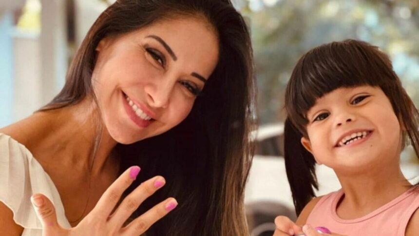 Maíra Cardi e Sophia em foto posada sorrindo