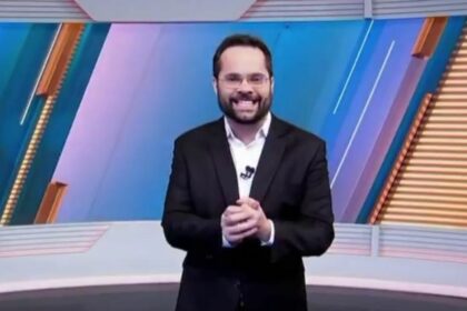 Marcelo Casagrande sorridente no cenário do SBT News Manhã