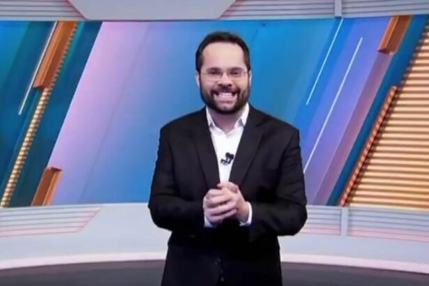 Marcelo Casagrande sorridente no cenário do SBT News Manhã