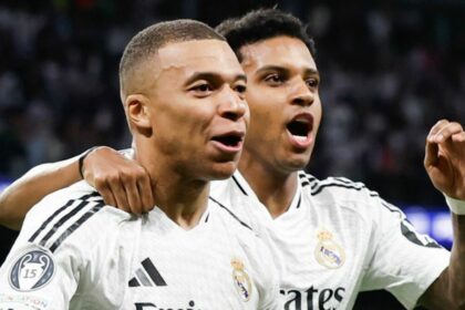 Mbappé e Rodrygo se abraçando com a camisa do Real Madrid