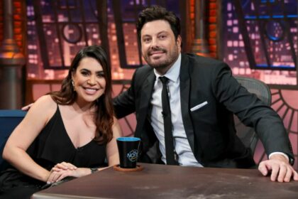 Naiara Azevedo e Danilo Gentili em foto posada no cenário do The Noite