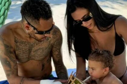 Neymar e Bruna Biancardi, junto com Mavie, em um dia na praia