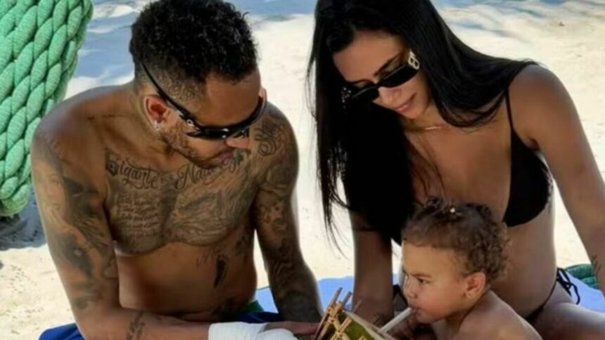 Neymar e Bruna Biancardi, junto com Mavie, em um dia na praia