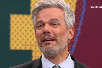 Otaviano Costa emocionado no palco do Melhor da Noite
