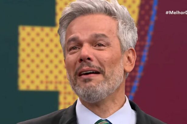 Otaviano Costa emocionado no palco do Melhor da Noite