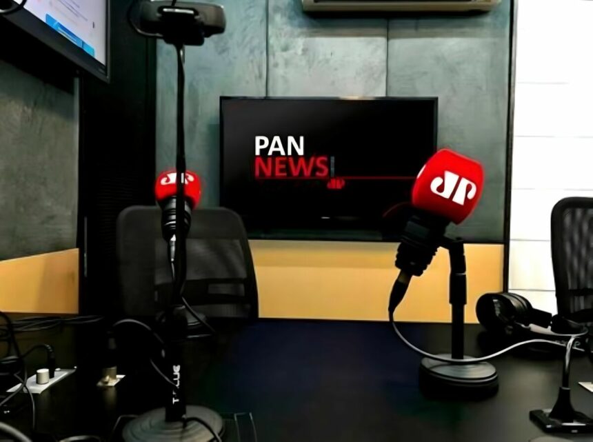 Telão com logo do Pan News Curitiba