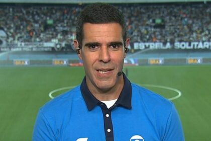 Paulo Andrade com o uniforme do SporTV, em uma transmissão na cabine do Nilton Santos