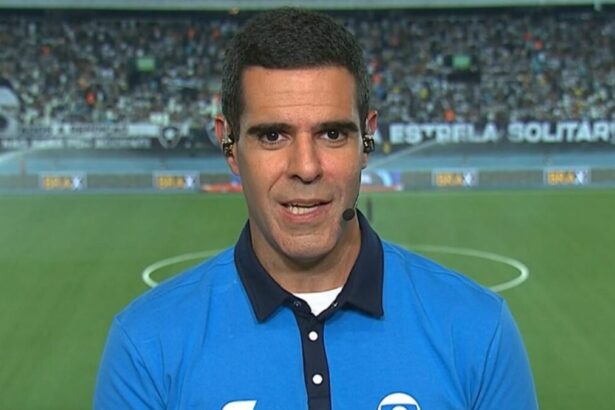 Paulo Andrade com o uniforme do SporTV, em uma transmissão na cabine do Nilton Santos