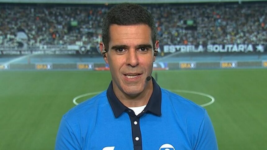 Paulo Andrade com o uniforme do SporTV, em uma transmissão na cabine do Nilton Santos