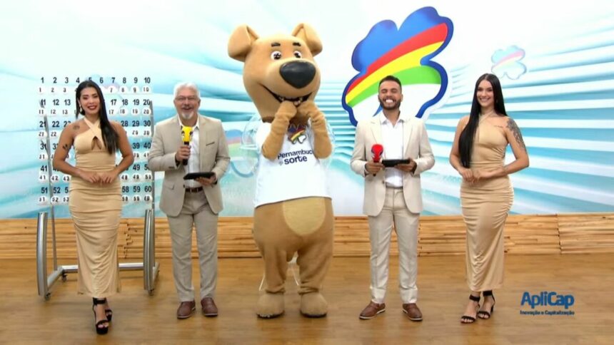 Mascote do Pernambuco dá Sorte entre os apresentadores na abertura do sorteio deste domingo, 23/03/2025