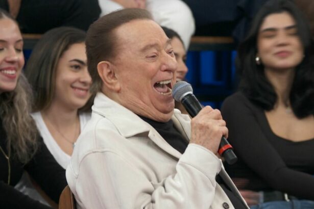 Raul Gil sorridente no palco do Altas Horas