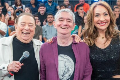 Raul Gil, Maria Beltrão e Serginho Groisman em foto posada no cenário do Altas Horas