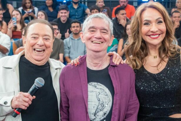 Raul Gil, Maria Beltrão e Serginho Groisman em foto posada no cenário do Altas Horas