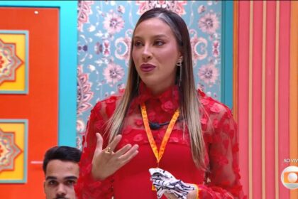 Renata entregando as pulseiras Na Mira do Líder no BBB 25