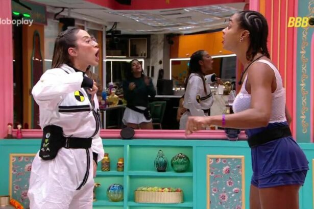 Renata e Aline discutindo apontando os dados na sala da BBB 25