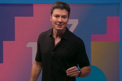 Rodrigo Faro no cenário do TVZ