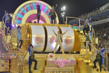 Trecho de carro alegórico no desfile da Rosas de Ouro no Carnaval de São Paulo