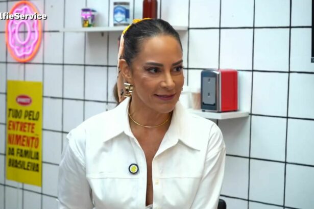 Silvia Abravanel veste blusa branca e olha para Lucas Selfie no Podcast Selfie Service
