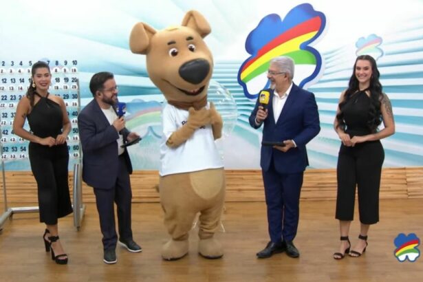 Mascote do Pernambuco dá Sorte entre os apresentadores na abertura do sorteio deste domingo, 30/03/2025