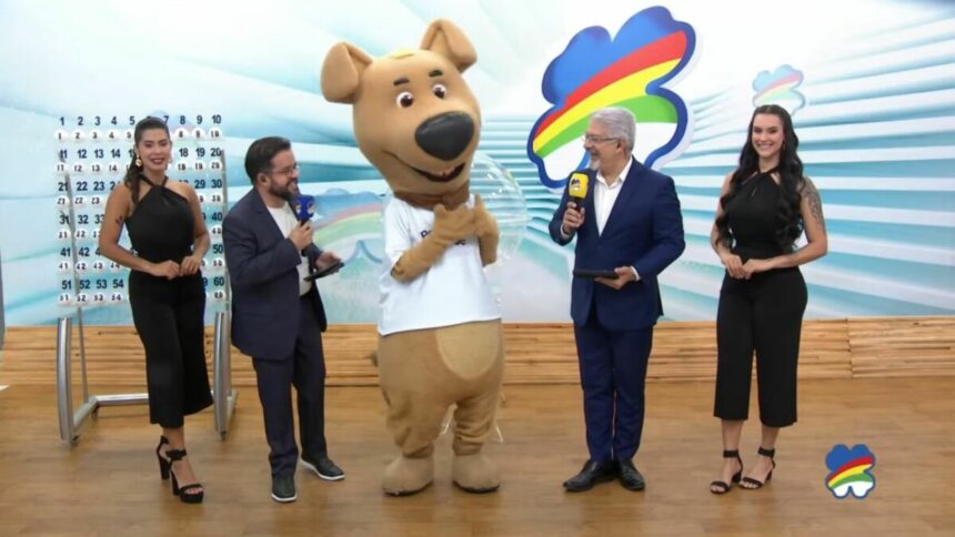 Mascote do Pernambuco dá Sorte entre os apresentadores na abertura do sorteio deste domingo, 30/03/2025