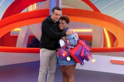 Tadeu Schmidt abraçando Camilla após eliminação no BBB 25