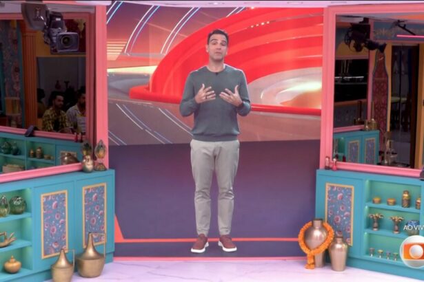 Tadeu Schmidt no telão da sala do BBB 25
