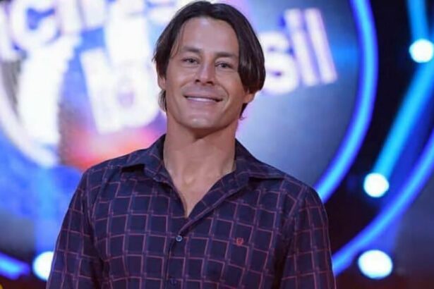 Theo Becker em foto posada no cenário do Dancing Brasil