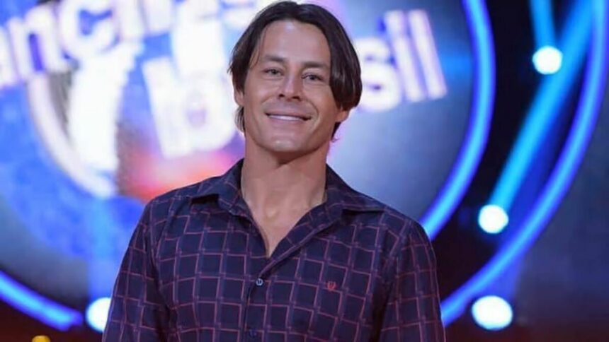 Theo Becker em foto posada no cenário do Dancing Brasil