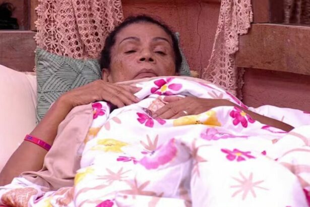 Vilma deitada na cama do Quarto Nordeste no BBB 25