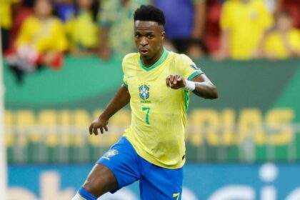Vinicius Jr. em campo com a camisa da Seleção Brasileira