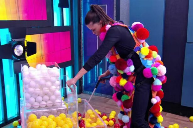Vitória Strada com a roupa e cumprindo o Castigo do Monstro no BBB 25